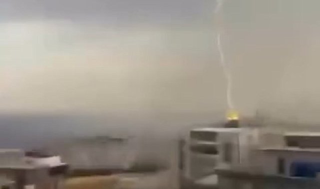 Şırnak'ta 8 katlı binaya yıldırım isabet etti; o anlar kamerada