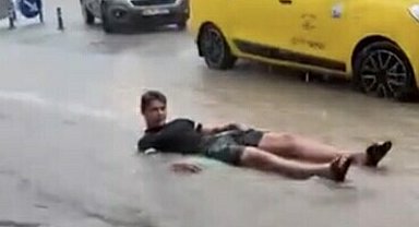 Şişme yataklarla sel sularında yüzdüler