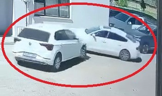 Sitede otomobil, park halindeki araca ardından duvara çarptı; kaza kamerada