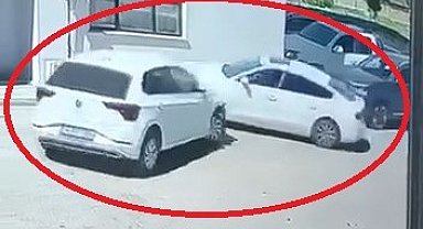Sitede otomobil, park halindeki araca ardından duvara çarptı; kaza kamerada