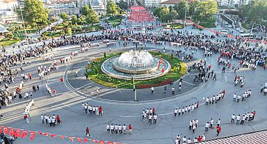 Sivas'ta 1058 kişi aynı anda halay çekti