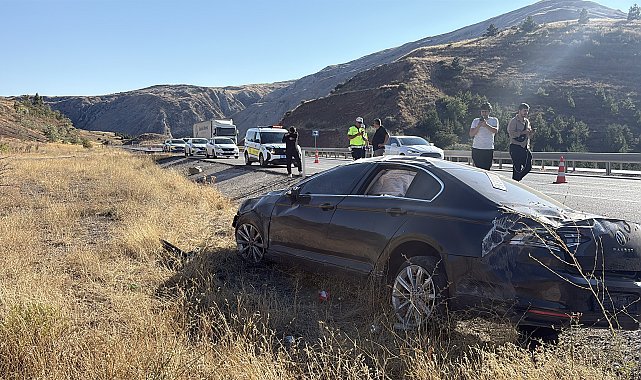 Sivas'ta otomobil şarampole devrildi: 5 yaralı