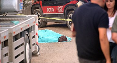 Sokakta 4 çocuk annesi olan eşini öldürüp intihar etti