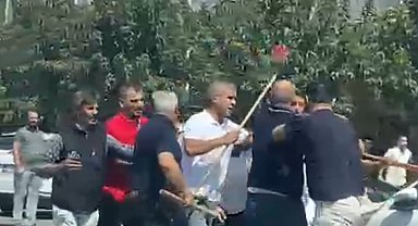 Sokakta taşlı sopalı kavga; 3 yaralı