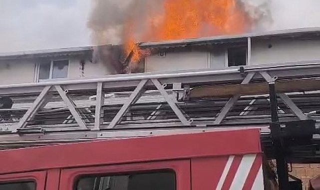 Sultanbeyli'de kentsel dönüşüm nedeniyle boşaltılan binanın çatısı alev alev yandı