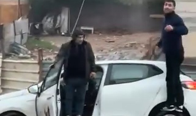 Sultanbeyli'de otomobil yağmur sonrası bir bölümü çöken yolda mahsur kaldı