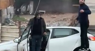 Sultanbeyli'de otomobil yağmur sonrası bir bölümü çöken yolda mahsur kaldı