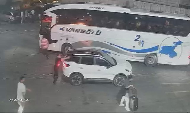 Sultanbeyli'deki terör operasyonunda DEAŞ'lı şüphelinin etkisiz hale getirildiği anlar kamerada