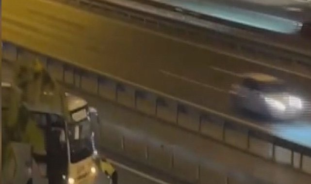 Sultangazi'de arızalanan midibüsü yol kenarına iten kadın polis kamerada