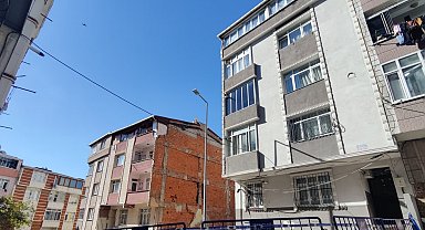 Sultangazi'de kayma meydana gelen 4 katlı bina tahliye edildi Havadan görüntülerle