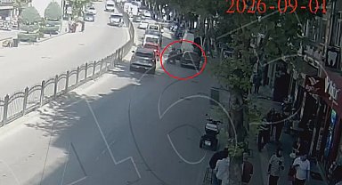 Sürücünün açtığı kapı elektrikli bisikletteki kadına çarptı, gözlük camının parçaları yüzüne saplandı