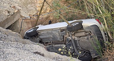 Sürücüsü fenalaşan otomobil menfezin girişine düştü: 3 yaralı