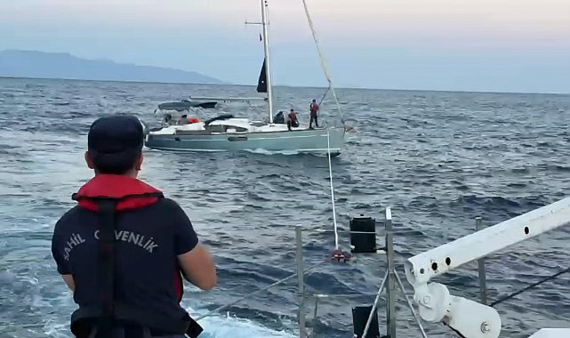 Sürüklenen yelkenli tekneyi, Sahil Güvenlik marinaya yanaştırdı