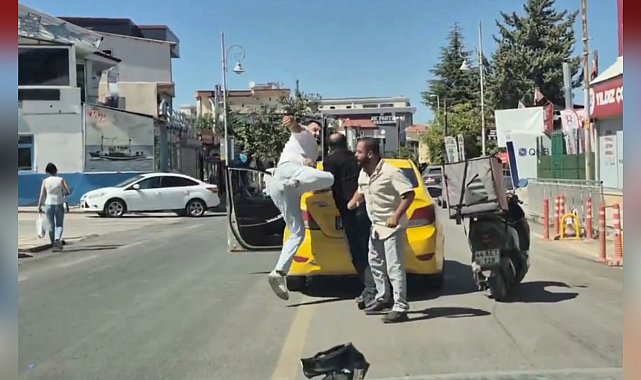 Taksi şoförü ile motokuryenin trafikte tekmeli yumruklu kavgası kamerada