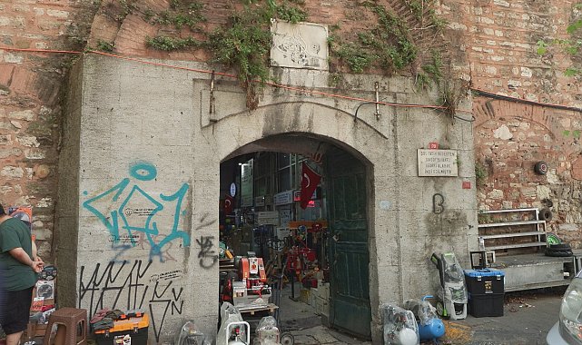 Tarihi Galata Bedesteni'nin duvarlarına grafiti