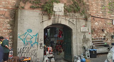 Tarihi Galata Bedesteni'nin duvarlarına grafiti