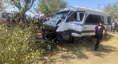 Tarım işçilerini taşıyan minibüs, ağaca çarptı: 14 yaralı