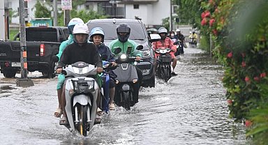 Tayland'ın başkenti Bangkok'ta sel 700 bin kişiyi etkiledi