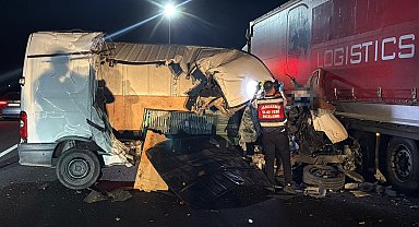 Tekirdağ'da minibüs, TIR'a arkadan çarptı; 1 ölü, 1 yaralı