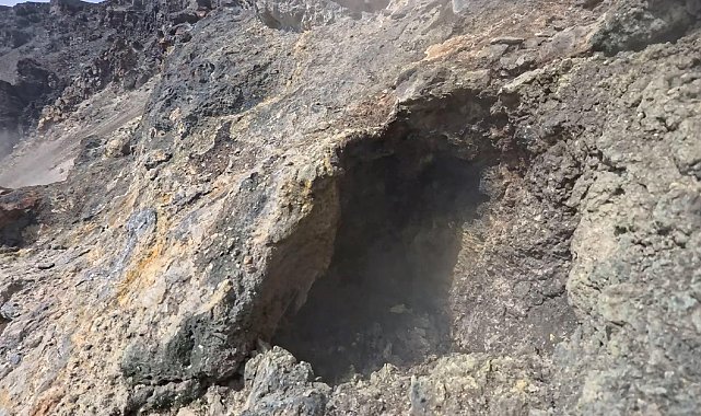 Tendürek Dağı'nın kraterine indiler: Adeta cehennem çukuru gibi