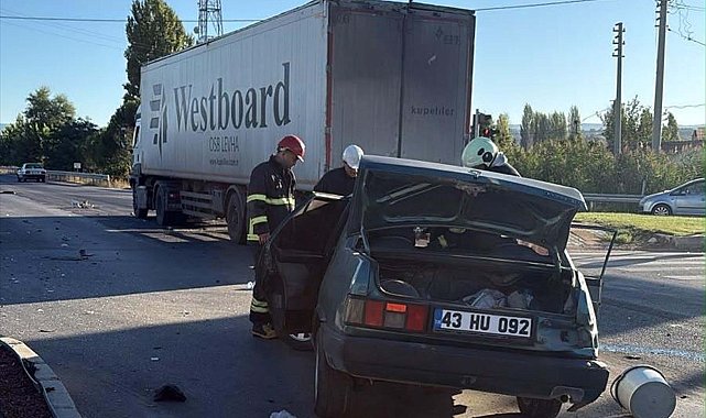 TIR'la otomobil çarpıştı: 1'i ağır, 2 yaralı