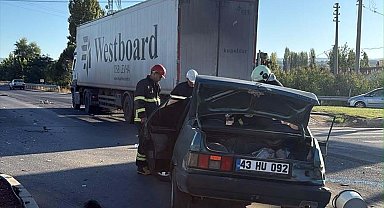 TIR'la otomobil çarpıştı: 1'i ağır, 2 yaralı