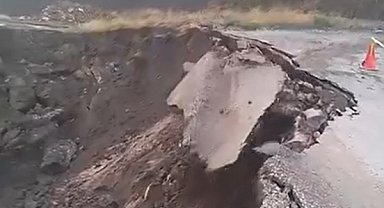 Tokat'ta heyelan; köy yolunun çökme anı kamerada