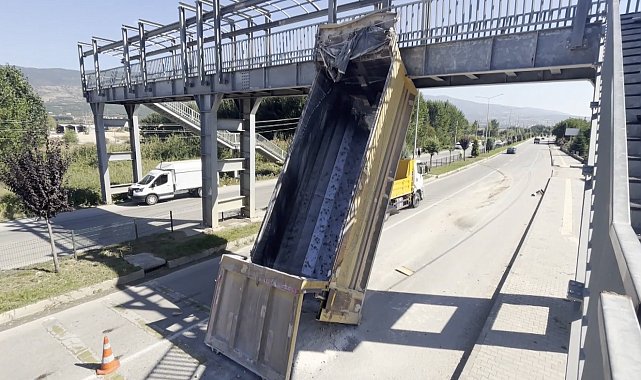 Tokat'ta kamyonun açılan damperi yaya üst geçidine çarptı: 1 yaralı