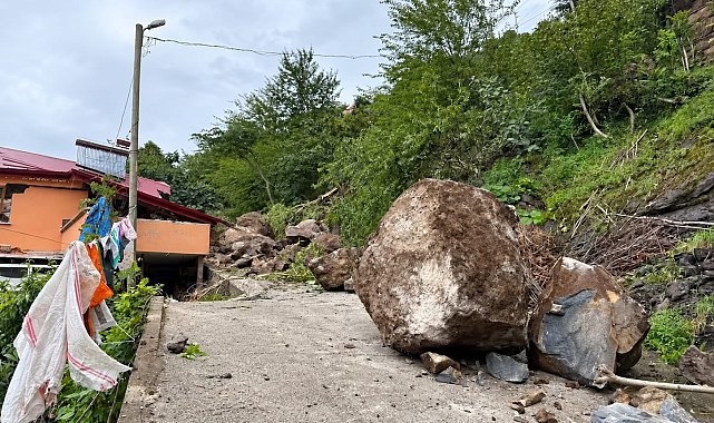 Trabzon'da heyelanda ev hasar aldı