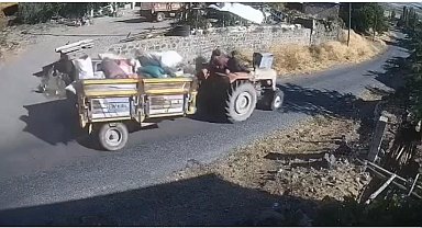 Traktörün devrildiği kaza kamerada; 3 yaralı
