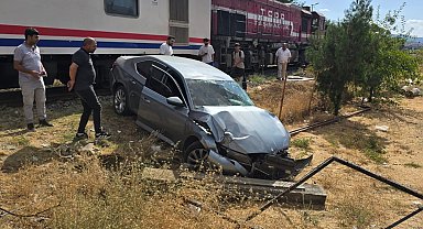 Tren, hemzemin geçitte otomobile çarptı: 1 yaralı