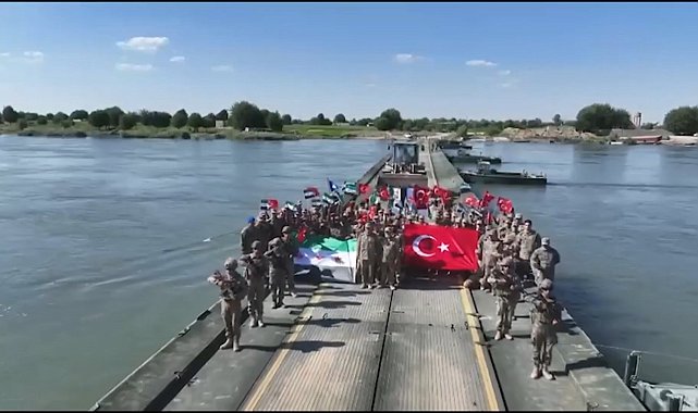 Türkiye'nin desteğiyle Fırat Nehri üzerine yüzer köprü kuruldu