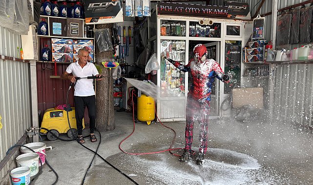 Türkiye'yi gezen Örümcek Adam'ı hortumla yıkadılar