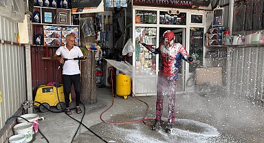 Türkiye'yi gezen Örümcek Adam'ı hortumla yıkadılar