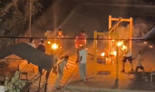 Tutuşturdukları sopalarla parktaki çocukları korkuttular