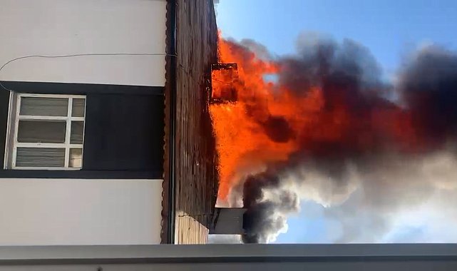 Tuzla'da 3 katlı binanın çatısı alev alev yandı