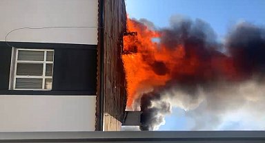 Tuzla'da 3 katlı binanın çatısı alev alev yandı