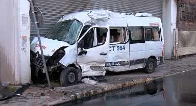 Ümraniye'de servis minibüsüyle İBB'ye ait atık kamyonu çarpıştı: 2 yaralı