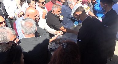 Üniversitenin başarısını ekmek arası dönerle kutladılar