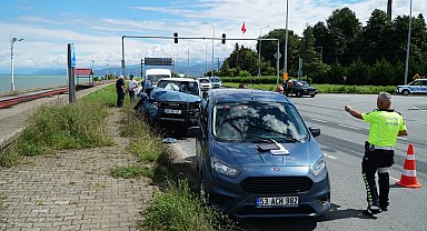Yabancı plakalı cip, kırmızı ışıkta bekleyen 3 araca çarptı: 1 yaralı