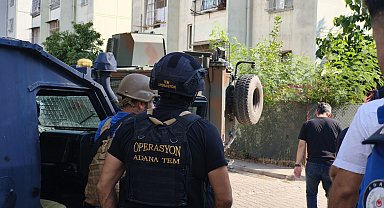 Yakalanacağını anlayan şüpheli, elinde el bombası ile kendisini eve kilitledi