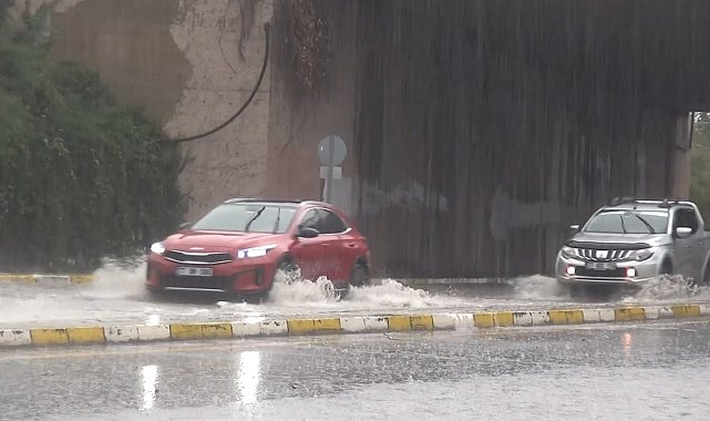 Yalova'da sağanak nedeniyle yollar göle döndü