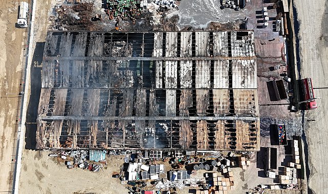 Yanan geri dönüşüm tesisindeki hasar dronla görüntülendi