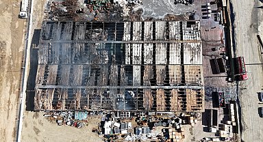 Yanan geri dönüşüm tesisindeki hasar dronla görüntülendi
