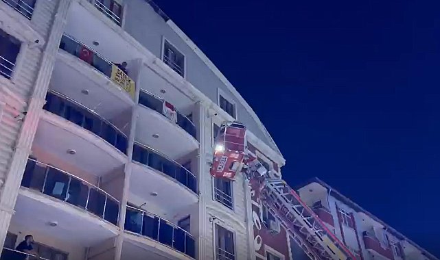 Yangın çıkan binada vatandaşlar, merdivenli itfaiye aracıyla tahliye edildi