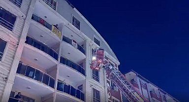 Yangın çıkan binada vatandaşlar, merdivenli itfaiye aracıyla tahliye edildi