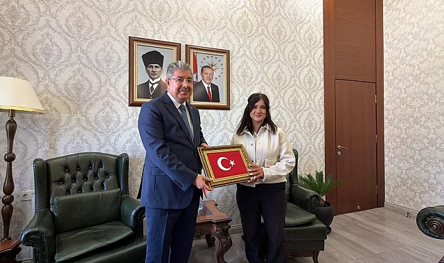 Yerde gördüğü Türk bayrağını alan kurye Gülten'e vali tebriği