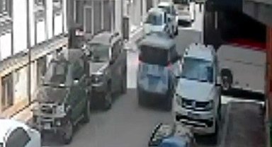 Yolcu midibüsü ile polis aracı çarpıştı