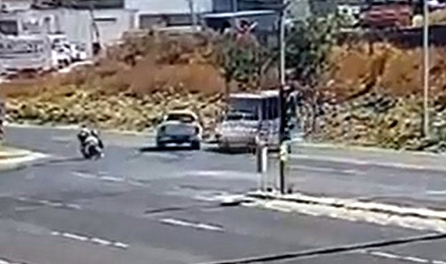 Yolcu minibüsü elektrik direğine çarptı; 1'i bebek 3 yaralı