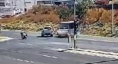 Yolcu minibüsü elektrik direğine çarptı; 1'i bebek 3 yaralı